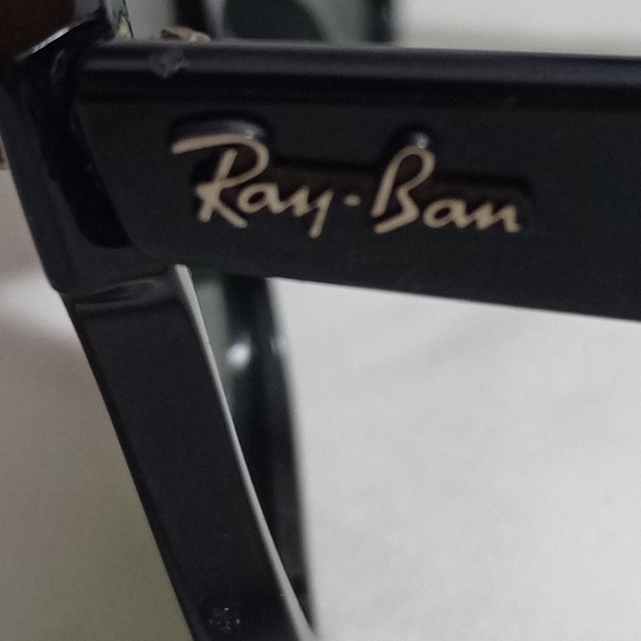 Ray-Ban Black Sunglasses with Textured Case - Picture 5 of 6